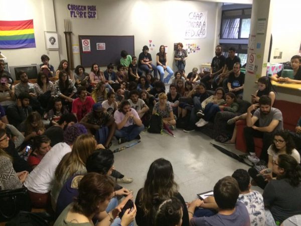 Alunos da Famecos ocupam prédio em protesto contra PEC 241 Alunos da Famecos ocupam prédio em protesto contra PEC 241