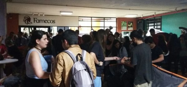 Alunos se reúnem com reitoria e coordenação da Famecos Alunos se reúnem com reitoria e coordenação da Famecos
