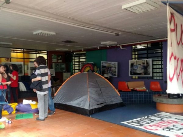 Alunos da PUC convocam assembleia geral para discutir PEC Alunos da PUC convocam assembleia geral para discutir PEC