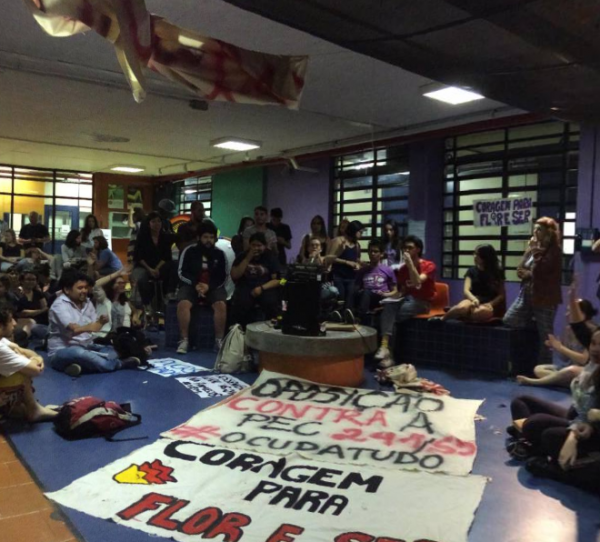 Prós e contras são apontados em assembleia geral de estudantes na PUC Prós e contras são apontados em assembleia geral de estudantes na PUC