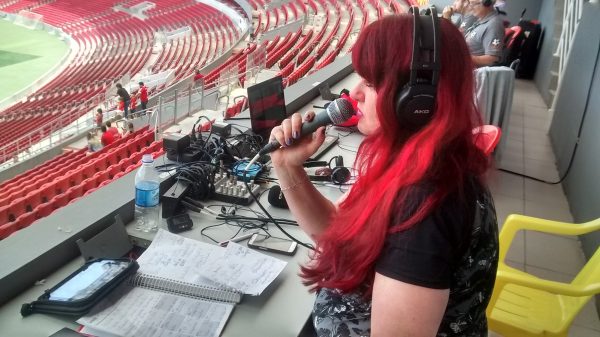 Ex-jogadora de futebol estreia como narradora na Rádio Estação Web Ex-jogadora de futebol estreia como narradora na Rádio Estação Web