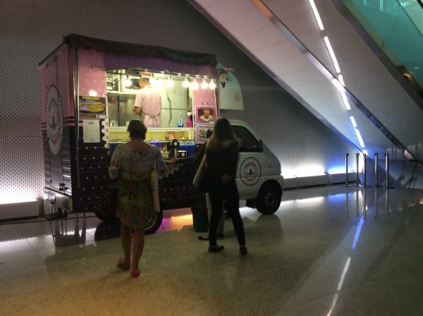 Doces, salgados e cafés são vendidos por food truck no ARP Meeting Doces, salgados e cafés são vendidos por food truck no ARP Meeting