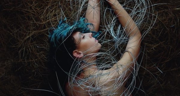 Artista visual expõe obras que retratam tratamento terapêutico Artista visual expõe obras que retratam tratamento terapêutico