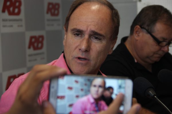 Paulo Brito retorna à narração esportiva neste domingo na Band Paulo Brito retorna à narração esportiva neste domingo na Band
