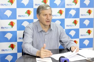Metade dos municípios deixarão contas para pagar em 2015 Metade dos municípios deixarão contas para pagar em 2015
