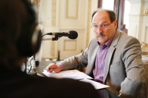 Cadeia de rádios entrevista governador nesta terça-feira Cadeia de rádios entrevista governador nesta terça-feira