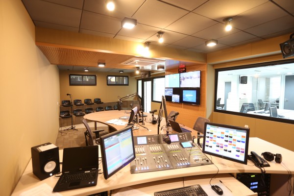 Rádio Farroupilha inaugura novo estúdio Rádio Farroupilha inaugura novo estúdio