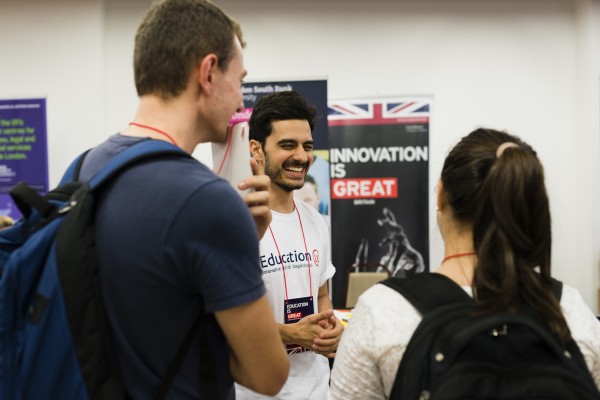 Feira reúne universidades britânicas em Porto Alegre Feira reúne universidades britânicas em Porto Alegre