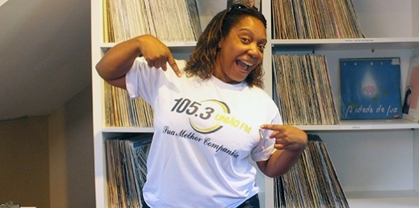 Denise Cruz comanda programa Sintonia na União FM Denise Cruz comanda programa Sintonia na União FM
