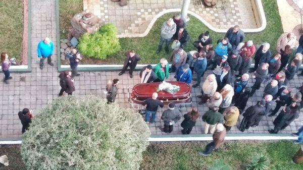 Amigos e familiares se despedem oficialmente de Sant"Ana Amigos e familiares se despedem oficialmente de Sant"Ana