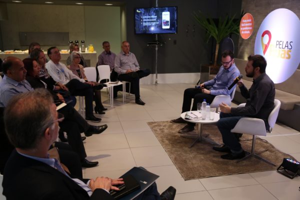 Felipe Daroit e Rodrigo Müzell conduzem debate sobre aplicativo "Pelas Ruas" Felipe Daroit e Rodrigo Müzell conduzem debate sobre aplicativo "Pelas Ruas"
