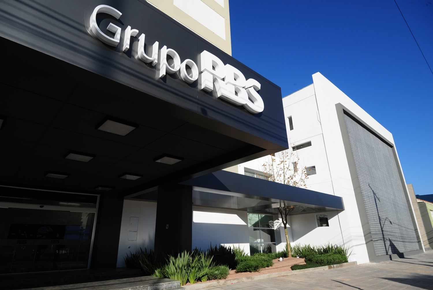 Jornalistas da RBS usam redes sociais para anunciar novo produto digital da empresa Jornalistas da RBS usam redes sociais para anunciar novo produto digital da empresa