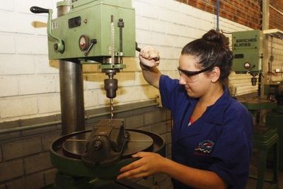 Secretaria da Educação abre matrículas para ensino médio profissionalizante Secretaria da Educação abre matrículas para ensino médio profissionalizante