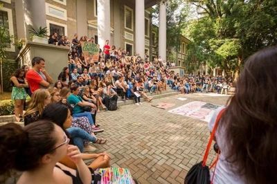Professores dos cursos de Comunicação do IPA estão parcialmente em greve Professores dos cursos de Comunicação do IPA estão parcialmente em greve