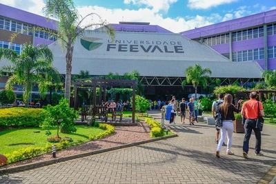 Trabalhos de egressos da Feevale são reunidos em mostra cultural Trabalhos de egressos da Feevale são reunidos em mostra cultural