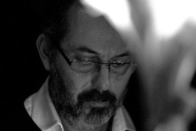 Flávio Ilha estreia na literatura de contos com 'Longe daqui, aqui mesmo' Flávio Ilha estreia na literatura de contos com 'Longe daqui, aqui mesmo'