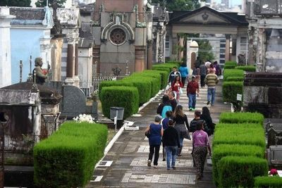 Caminhada orientada percorre cemitérios de Porto Alegre Caminhada orientada percorre cemitérios de Porto Alegre