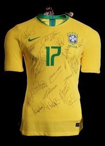 Leilão da Coragem tem camisas da Seleção e da dupla Grenal Leilão da Coragem tem camisas da Seleção e da dupla Grenal