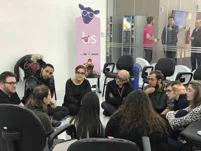 Oficina reúne grupo para falar sobre o propósito de ser palhaço Oficina reúne grupo para falar sobre o propósito de ser palhaço