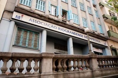 ARI retira placa de propaganda eleitoral da fachada de prédio onde está sediada ARI retira placa de propaganda eleitoral da fachada de prédio onde está sediada