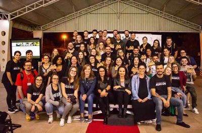 Estudantes de Comunicação da Feevale recebem distinção Estudantes de Comunicação da Feevale recebem distinção