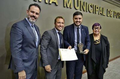 Besouro recebe Troféu Câmara Municipal de Porto Alegre Besouro recebe Troféu Câmara Municipal de Porto Alegre