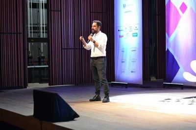 "Estamos em uma era de mudanças de paradigma social e computacional", decreta palestrante "Estamos em uma era de mudanças de paradigma social e computacional", decreta palestrante
