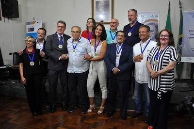 Entrega de Medalha Alberto André lota sede da ARI Entrega de Medalha Alberto André lota sede da ARI