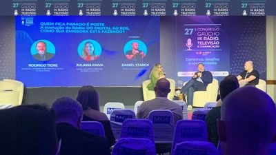 Quem fica parado  poste: painel da Agert destaca o avano da publicidade digital no rdio