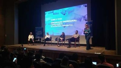 Mrcia Christofoli abre Coletiva Debates apresentando nova publicao