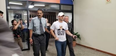 Alunos da PUC se manifestam contra jovem que homenageou coronel Ustra Alunos da PUC se manifestam contra jovem que homenageou coronel Ustra