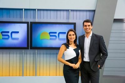 Jornalista gaúcha está na bancada do Bom Dia Santa Catarina Jornalista gaúcha está na bancada do Bom Dia Santa Catarina