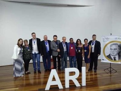 Em noite recheada de histrias, ARI entrega Medalha Alberto Andr para 10 jornalistas
