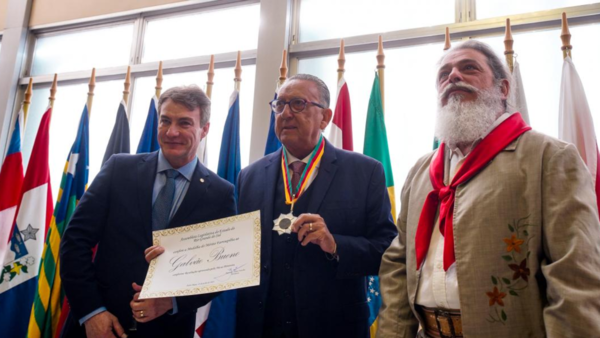 Galvo Bueno recibió la Orden del Mérito Farroupilha en ALRS – Coletiva.net